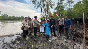 Ekspedisi Merah Putih Polres Dumai Kibarkan Bendera dari Sekolah hingga Lautan
