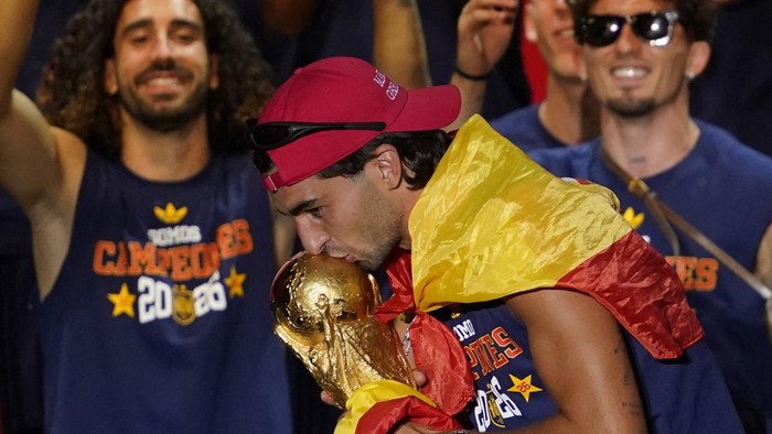 Soccer Football - FIFA World Cup 2026 - Spain Victory Parade - Madrid, Spain - July 20, 2026 Spains Ferran Torres kisses the World Cup trophy on the stage at Cibeles Square in Madrid after the victory parade as players and fans celebrate winning the