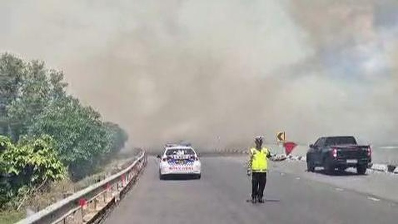 Lahan Samping Tol Kayu Agung-Palembang Terbakar, Asap Mengarah ke Jalan