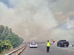 Lahan Samping Tol Kayu Agung-Palembang Terbakar, Asap Mengarah ke Jalan