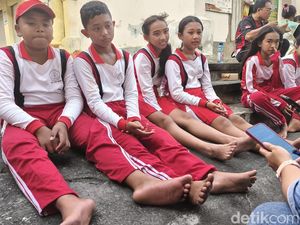 Perjuangan 4 Siswa SD di Buleleng Peserta Gerak Jalan 8 Km