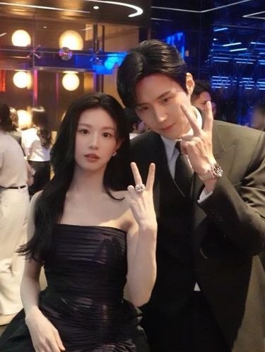 Go Yoon Jung dan Kim Seon Ho di Blue Dragon Series Awards 2026