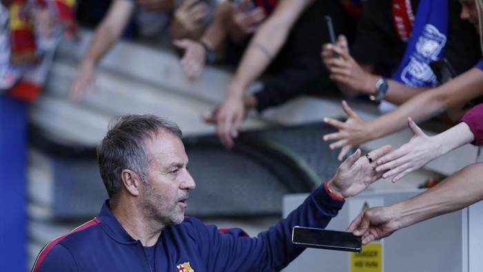 Hansi Flick masih menunggu Barcelona mendatangkan striker baru.