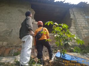 Rumah di Dramaga Bogor Rusak Diterjang Hujan Angin, Penghuni Mengungsi