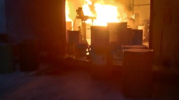 Gudang di Tegal Alur Kalideres Kebakaran, 16 Unit Mobil Damkar Dikerahkan ke Lokasi