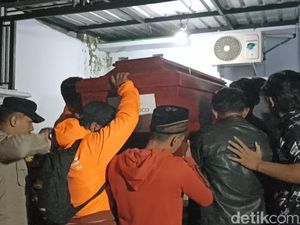 Kedatangan Jenazah Korban KMP Mutiara Disambut Isak Tangis Keluarga