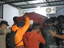 Kedatangan Jenazah Korban KMP Mutiara Disambut Isak Tangis Keluarga