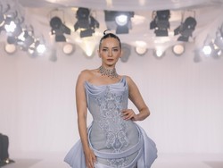 Monica Ivena Rayakan 15 Tahun Berkarya, Enzy Storia Jadi Model Pembuka