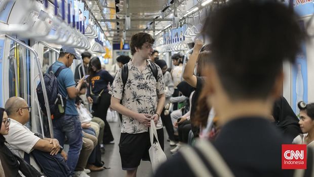 Masyarakat menggunakan transportasi umum MRT Jakarta