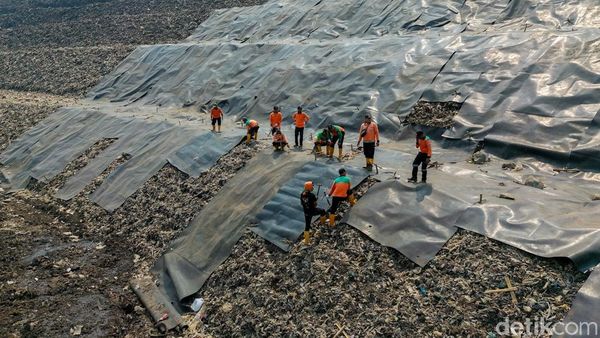Potret Pemasangan Geomembran yang Mulai Menutupi Gunung Sampah Bantargebang