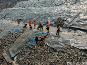 Potret Pemasangan Geomembran yang Mulai Menutupi Gunung Sampah Bantargebang