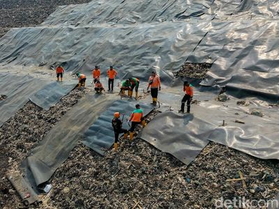 Potret Pemasangan Geomembran yang Mulai Menutupi Gunung Sampah Bantargebang