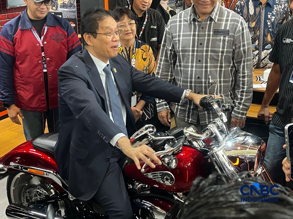 Menteri Keuangan (Menkeu), Purbaya Yudhi Sadewa menjajal menaiki sepeda motor Harley Davidson nan dipamerkan dalam GAIKINDO Indonesia International Auto Show (GIIAS) 2026 di ICE BSD, Tangerang, Selassa (4/8/2026). (CNBC Indonesia/Ferry Sandi)