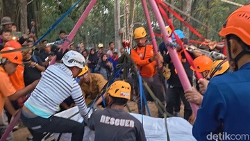 Momen 35 Orang Bantu Pemakaman Wanita Berbobot 300 Kg di Sragen