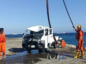 Pikap Terjun ke Laut di Dermaga Tanah Ampo, Sopir dan Penumpang Terluka