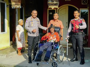 Polres OKI Salurkan Kursi Roda untuk Tokoh Masyarakat di Kayuagung