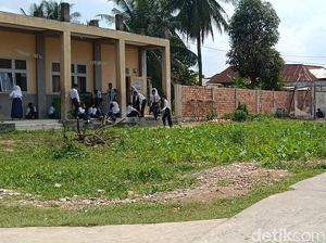 Potret SMPN 61 Palembang, Masuk Lewat Lorong-Tiang Bendera dari Bambu