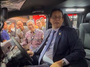 Penjualan Mobil-motor di RI Turun Bikin Purbaya Deg-degan