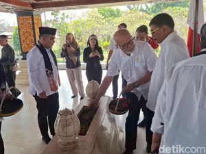 Rombongan MPR RI Ziarah ke Makam Soekarno di Blitar Jelang HUT RI
