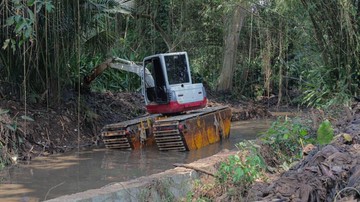 Antisipasi Genangan di Permukiman, Sedimen Sungai Ciputat Dikeruk