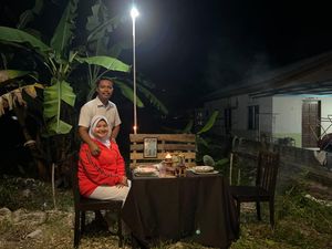 So Sweet! Suami Sulap Teras Rumah Jadi Tempat Makan Malam Romantis