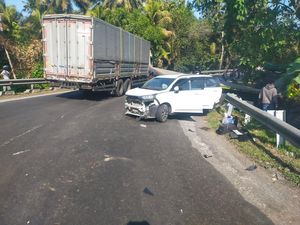 Veloz Ringsek Berat Ditabrak Truk Tronton di Jalan Denpasar-Gilimanuk