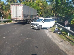 Veloz Ringsek Berat Ditabrak Truk Tronton di Jalan Denpasar-Gilimanuk