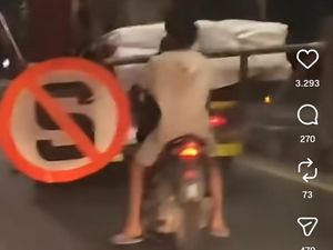 Heboh Pemotor Gondol Rambu Lalu Lintas di Semarang