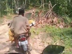 Viral Warga Desa di Pandeglang Bawa Jenazah Pakai Motor Lewati Jalan Rusak