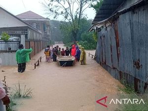 Padang Dilanda Banjir Imbas Hujan Deras, Sejumlah Kendaraan Hanyut