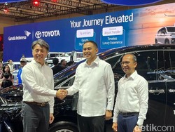 Naik Pesawat Garuda Kini Bisa Dijemput Toyota Alphard Hybrid