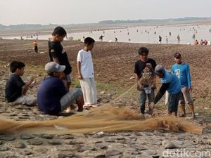 Pesta Ikan di Tengah Keringnya Waduk Cipancuh Indramayu