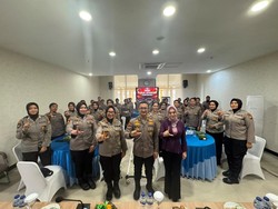 Polda Riau Bekali 70 Polwan Kemampuan Public Speaking dan Negosiasi