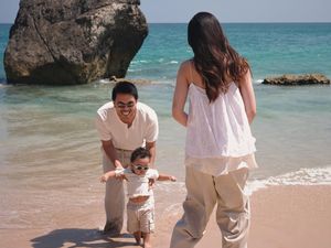 8 Foto Aaliyah Massaid-Thariq Rayakan Anniversary di Sumba Bareng Baby Arash