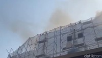 Sejumlah Orang Terjebak di Atap Gedung yang Kebakaran di Cikini
