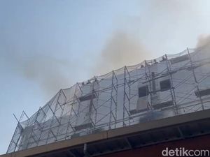 Sejumlah Orang Terjebak di Atap Gedung yang Kebakaran di Cikini