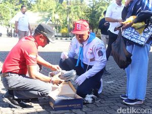 Tetap Tampil Meski Sepatu Lepas, Danton Gerak Jalan Bone Diberi Sepatu Baru