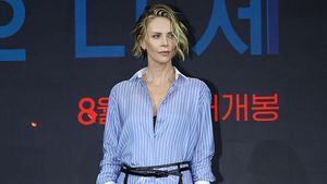 Gaya Charlize Theron Pamer Kaki Jenjang Pakai Rok Plastik Transparan