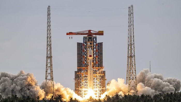 Roket Long March-8A meluncur membawa satelit internet dari Hainan