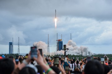 China Tambah Jaringan Satelit Internet Lewat Peluncuran Long March-8A