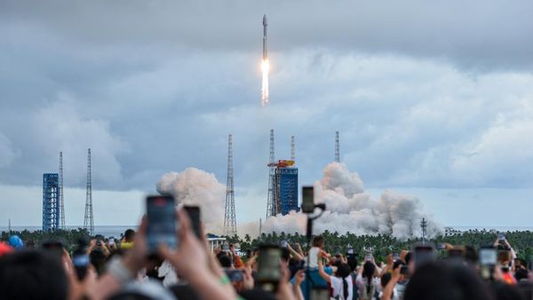 China Tambah Jaringan Satelit Internet Lewat Peluncuran Long March-8A