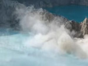 Dinding Kawah Danau Kelimutu Longsor, Muncul Asap Tebal