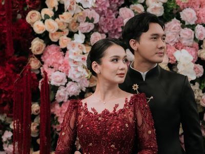 Inspirasi Kebaya Burgundy Dea Annisa di Acara Lamaran, Elegan Dipenuhi Bordir