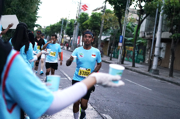 Dipercaya di Surabaya Marathon 2026, Le Minerale Hadir di 18 Water Station