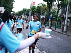Dipercaya di Surabaya Marathon 2026, Le Minerale Hadir di 18 Water Station