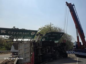 Truk Seruduk Pikap-Rambu Tol Gayamsari hingga Ambruk