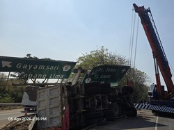 Truk Seruduk Pikap-Rambu Tol Gayamsari hingga Ambruk