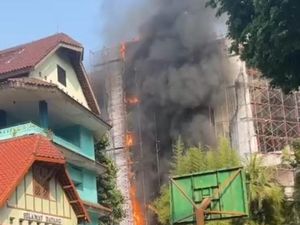 Gedung di Cikini Jakpus Terbakar, 18 Mobil Damkar Dikerahkan