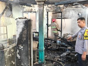 Kebakaran Hanguskan Warung-Rumah Warga Blitar, 3 Orang Luka