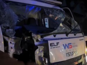 Horor Tabrakan 2 Truk hingga Sopir Kejepit di Bogor